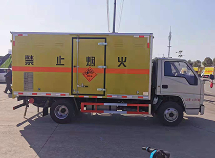 南宝镇爆破器材运输车技术升级与安全合规新趋势
